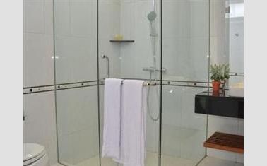   kamar mandi di Permai Villa Dago